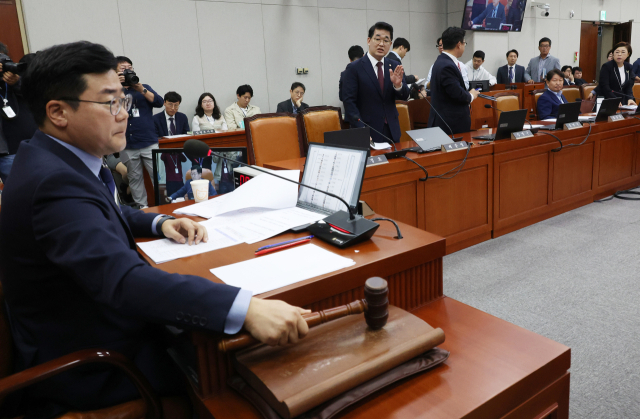 16일 국회에서 열린 운영위원회 전체회의. 국민의힘 간사인 배준영 의원 등이 증인 채택과 관련해 위원장인 더불어민주당 박찬대 원내대표에게 항의하고 있다. 연합뉴스