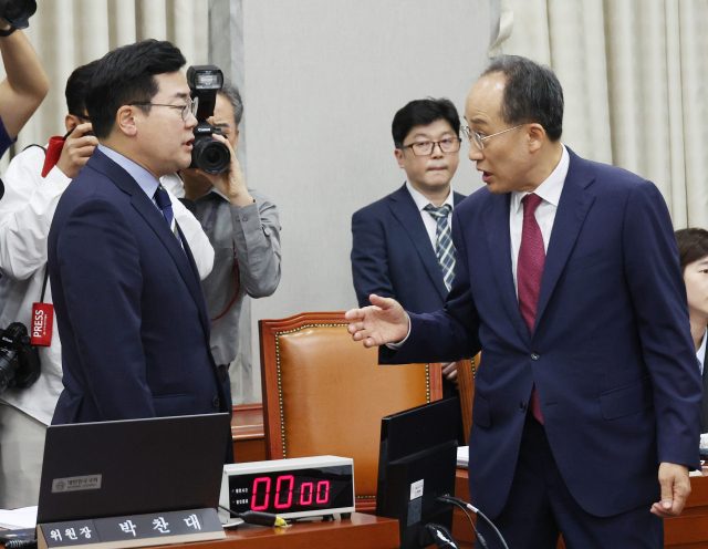 16일 국회에서 열린 운영위원회 전체회의. 추경호 국민의힘 원내대표와 위원장인 박찬대 더불어민주당 원내대표가 대화하고 있다. 연합뉴스