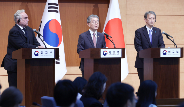 김홍균 외교부 1차관, 커트 캠벨 미 국무부 부장관, 오카노 마사타카 일 외무성 사무차관이 16일 오후 정부서울청사에서 제14차 한미일 외교차관협의회를 마친 후 합동 기자회견을 하고 있다. 왼쪽부터 커트 캠벨 미 국무부 부장관, 김홍균 1차관, 오카노 마사타카 일외무성 사무차관. 연합뉴스