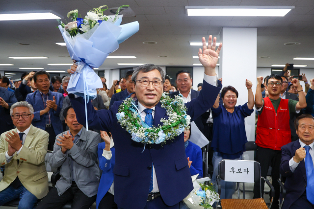 서울시교육감 보궐선거일인 16일 오후 정근식 후보가 서울 마포구에 마련된 사무실에서 당선이 확실시되자 기뻐하고 있다. 연합뉴스