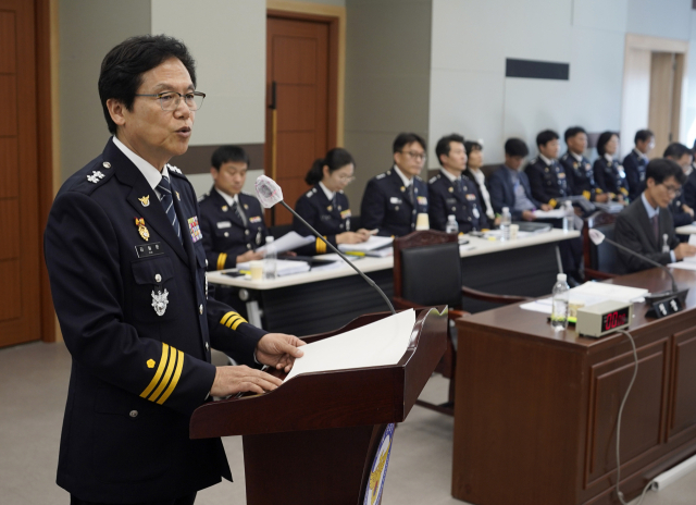 김철문 경북경찰청장이 17일 오후 경북경찰청에서 열린 국회 행정안전위원회 국정감사에서 업무보고를 하고 있다. 김영진 기자 kyjmaeil@imaeil.com