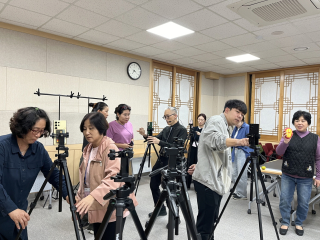 성주군 정보화농업인들이 매출을 일으키는 숏폼 제작 교육을 받고 있다. 성주군 제공