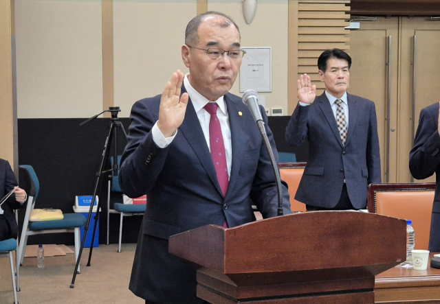 홍원화 경북대 총장이 17일 경북대학교에서 열린 국회 교육위원회 국정감사에서 선서하고 있다. 연합뉴스