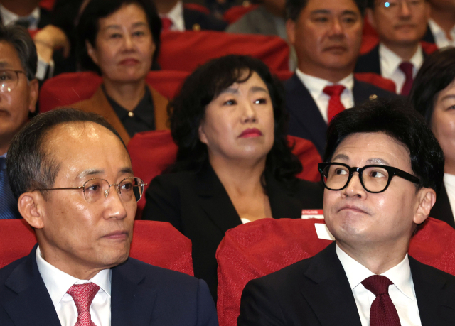 국민의힘 한동훈 대표와 추경호 원내대표가 17일 국회 의원회관에서 열린 전국 광역의원 연수 행사에서 나란히 앉아 있다. 연합뉴스