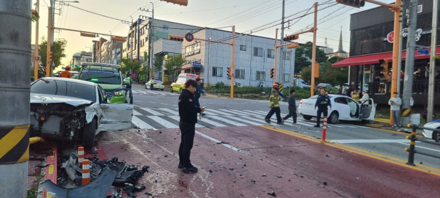 영주시 가흥초교 사거리에서 3중 추돌 교통사고가 발생하자 현장에 출동한 소방구조대원과 경찰관들이 사고 수습을 하고 있다. 영주소방서 제공