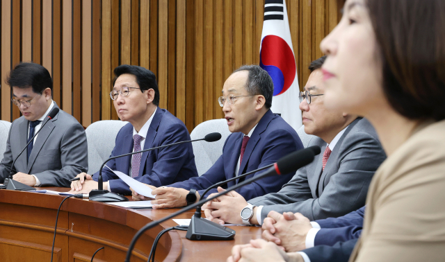 국민의힘 추경호 원내대표(가운데)가 18일 오전 국회에서 열린 국정감사대책회의에서 발언하고 있다. 연합뉴스