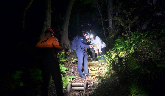 17일 경기도에서 관광온 남녀가 성인봉 등반도중 길을 잃고 조난당해 소방당국에 의해 구조됐다. 119안전센터 제공