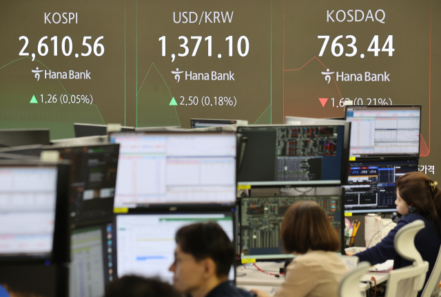 18일 오전 서울 중구 하나은행 본점 딜링룸에서 직원들이 업무를 보고 있다. 이날 코스피는 전장보다 6.74포인트(0.26%) 오른 2,616.04로, 코스닥은 전장보다 0.65포인트(0.08%) 오른 765.71로 시작했다. 연합뉴스