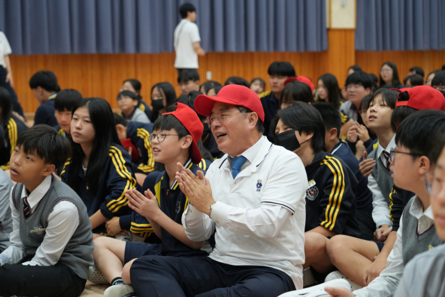 하윤수 부산시교육감이 지난 17일 신정중학교 본관에서 열린 