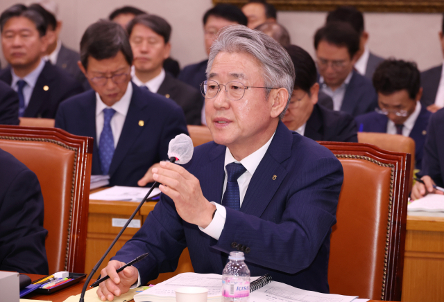 18일 오전 열린 국회 농림축산식품해양수산위원회의 농업협동조합중앙회, 농협경제지주, 농협금융지주 등의 국정감사에서 강호동 농업협동조합중앙회 회장이 의원 질의에 답변하고 있다. 연합뉴스