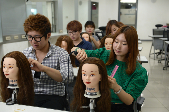 대구보건대 뷰티코디네이션학과 학생들이 미용 실습을 하고 있다. 대구보건대 제공