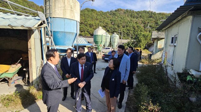 마을이 형성된지 65년이 지나면서 모두가 떠나고 폐축사와 빈집 등만 남은 한센인 정착촌 계명마을이 농촌협약 사업으로 정비될 것으로 기대된다. 사진은 지난 17일 유철환 국민권익위원장이 계명마을을 찾아 현장을 살펴보고 있다. 엄재진 기자