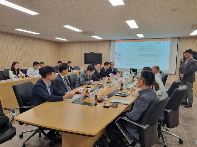 18일 대구 달성군 구지면 대구국가산업단지에 위치한 ㈜구영테크에서 국내복귀기업 투자진행 상황 점검 및 애로해결을 위한 현장간담회가 열렸다. 대구시 제공