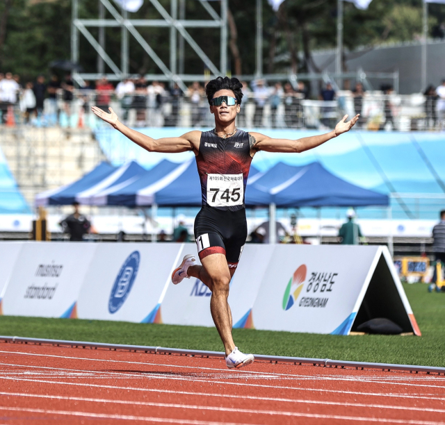 육상 1500m 결승전에서 1위로 들어오고 있는 이재웅(영천시청) 선수. 영천시 제공