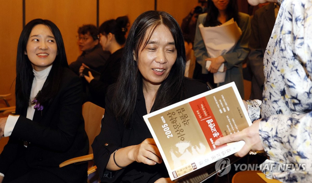 한국인 최초로 노벨문학상을 수상한 한강 작가가 17일 서울 강남구 아이파크타워에서 열린 제18회 포니정 혁신상 시상식에서 참석자에게 사인을 하고 있다. 연합뉴스