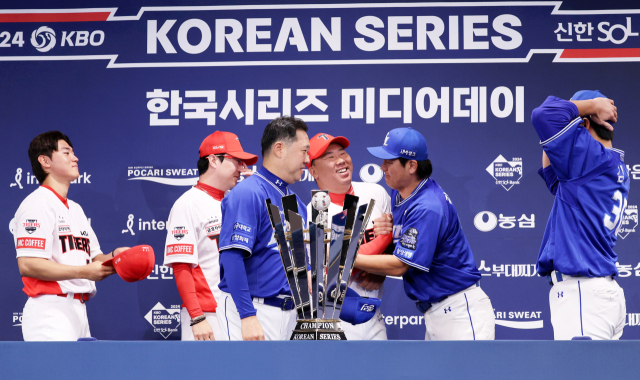 20일 오후 광주 동구 라마다플라자충장호텔 라벤더홀에서 열린 2024 프로야구 한국시리즈 KIA 타이거즈와 삼성 라이온즈의 미디어데이에서 양 팀 감독과 대표 선수들이 인사하고 있다. 연합뉴스