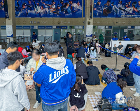 [포토뉴스] 달빛 한국시리즈 입장권 구매 대기중인 팬들