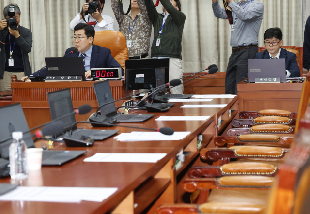 16일 국회에서 열린 운영위원회 전체회의. 박찬대 위원장이 여당 위원들이 퇴장한 가운데 김건희 여사와 명태균씨 등을 국정감사 증인으로 채택하는 안건을 통과시키고 있다. 연합뉴스