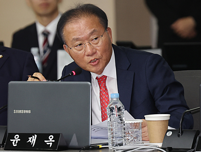 국회 국토교통위원회의 부산시에 대한 국정감사가 열린 14일 부산 연제구 시청 대회의실에서 국민의힘 윤재옥 의원이 부산시의 노후주택에 대해 질의하고 있다. 연합뉴스