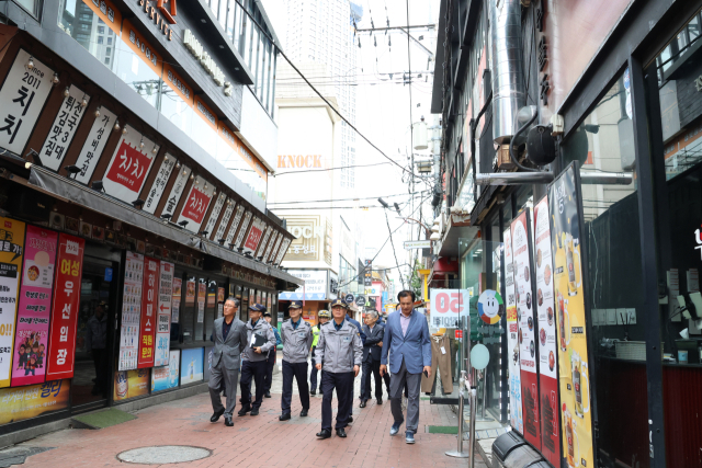 21일 대구중부경찰서는 오는 31일 핼러윈 데이를 맞아 인파 관리 등 안전 관리 대책 회의를 하고 삼덕동 클럽 골목 일대를 돌아보면서 안전 점검을 실시했다고 밝혔다. 중부경찰서 제공