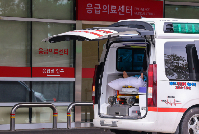 21일 오전 서울 시내 한 대학병원 응급의료센터 앞에서 환자가 구급차에 탄 채로 대기하고 있다. 연합뉴스