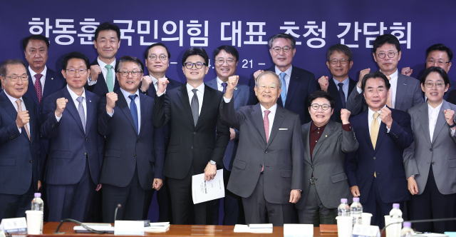 국민의힘 한동훈 대표와 손경식 한국경영자총협회 회장이 21일 오전 서울 마포구 경총회관에서 만나 간담회를 하기 전 기념 촬영을 하고 있다. 연합뉴스