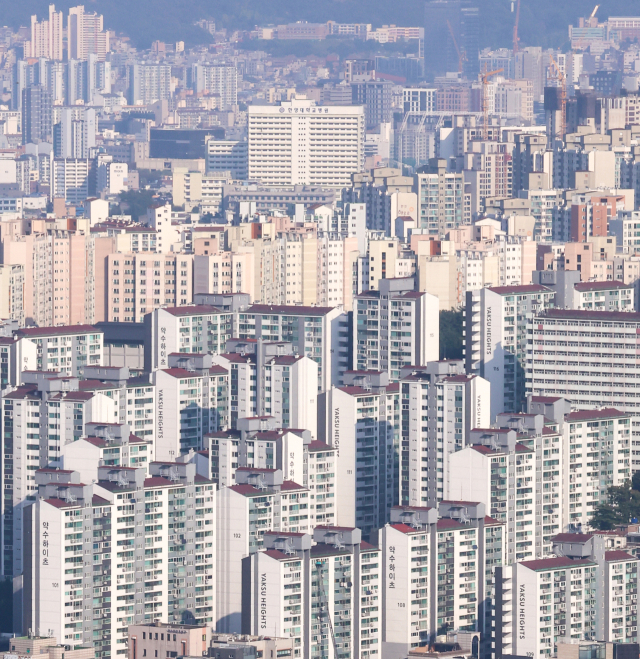 17일 서울 남산에서 바라본 서울 시내 아파트 단지 모습. 연합뉴스