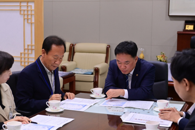 박현국 봉화군수가 국토부 제2차관을 면담하고 있다. 봉화군 제공