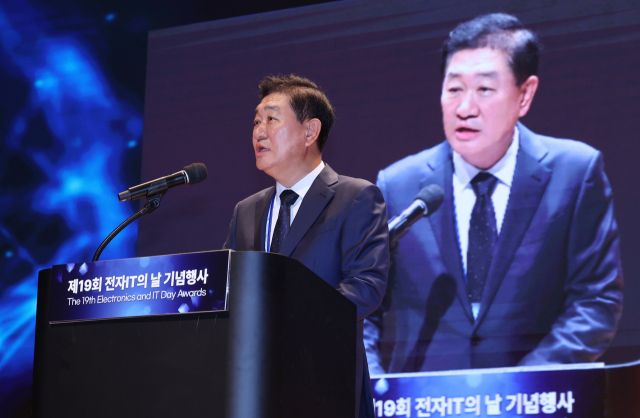 한국전자정보통신산업진흥회(KEA) 회장인 한종희 삼성전자 부회장이 22일 오전 서울 강남구 코엑스에서 열린 한국전자전(KES 2024) 개막행사 및 제19회 전자·IT의날 기념행사에서 환영사를 하고 있다. 연합뉴스