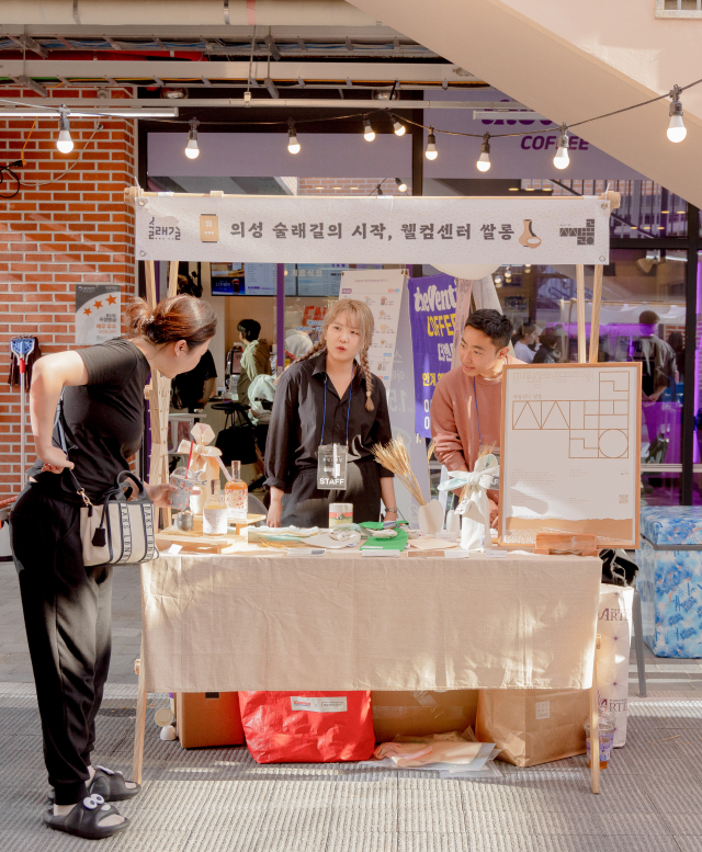 지난 12일 의성군 안계면 안계행복플랫폼에서 열린 의성 술래길 시범 행사에 마련된 안계 쌀미롱 홍보 부스. 의성군 제공.