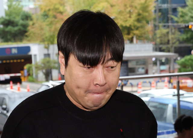 인터넷 불법 도박 사실을 고백한 코미디언 이진호가 22일 오후 관련 조사를 받기 위해 서울 강남경찰서로 출석하고 있다. 연합뉴스