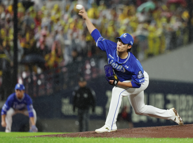 21일 광주 기아챔피언스필드에서 열린 2024 신한 SOL뱅크 KBO 포스트시즌 한국시리즈 1차전 삼성 라이온즈와 KIA 타이거즈의 경기. 1회말 삼성 선발 원태인이 역투하고 있다. 연합뉴스