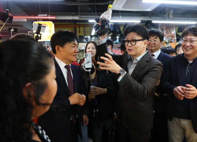 국민의힘 한동훈 대표가 10·16 재보궐선거에서 당선된 박용철 강화군수와 함께 22일 오후 인천 강화군 강화풍물시장을 방문하고 있다. 연합뉴스