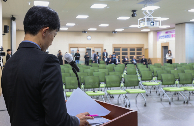 국토교통부가 22일 의성군 비안면 비안만세센터에서 대구경북신공항 전략환경영향평가서 주민공청회를 열었지만 주민들이 아무도 참석하지 않아 결국 무산됐다. 의성군 제공.