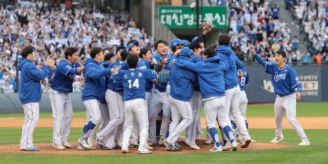 지난 19일 서울 잠실야구장에서 열린 2024 신한 SOL뱅크 KBO 포스트시즌 플레이오프 4차전 LG 트윈스와 삼성 라이온즈의 경기. 1-0으로 승리하며 한국시리즈 진출에 성공한 삼성 선수들이 기뻐하고 있다. 연합뉴스