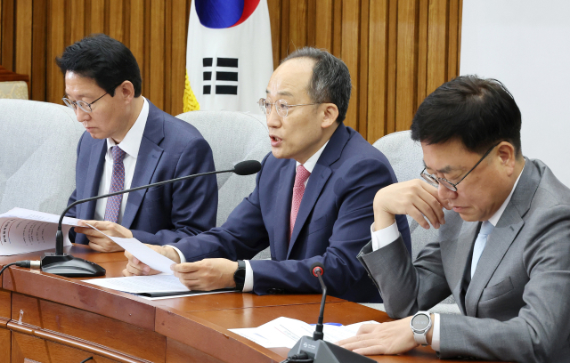 국민의힘 추경호 원내대표(가운데)가 22일 오전 국회에서 열린 국정감사대책회의에서 발언하고 있다. 연합뉴스