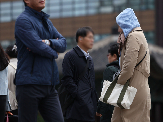 전국적으로 쌀쌀한 날씨를 보이는 지난 21일 오전 서울 광화문광장에서 시민들이 외투를 입은 채 걸어가고 있다. 연합뉴스