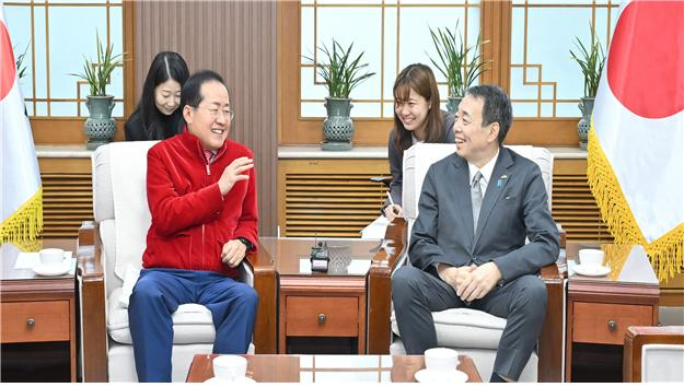 22일 오후 대구시청을 찾은 미즈시마 코이치 주한일본대사가 홍준표 대구시장을 예방했다. 대구시 제공