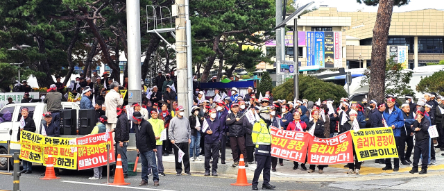 안동시 도산면과 녹전면 주민 100여명은 22일 안동시청 앞에서 의일리 슬러지 재활용 시설 페쇄를 요구하는 집회를 가졌다. 엄재진 기자