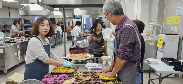 교육생들이 농업기술센터에서 일식화, 양식화 된 퓨전 향토 음식을 직접 만들고 있다. 영주시 제공