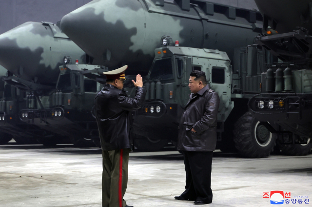 김정은 북한 국무위원장이 전략미사일기지를 시찰하고 발사 관련 시설 요소별 기능과 능력, 전략 미사일 전투직일 근무(당직 근무) 상태 등 나라의 안전과 직결된 전략적 억제력의 가동 준비 태세를 점검했다고 조선중앙통신이 23일 보도했다. [국내에서만 사용가능. 재배포 금지. For Use Only in the Republic of Korea. No Redistribution] 연합뉴스