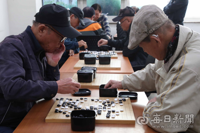 지난 23일 대구 달서구노인종합복지관에서 어르신들이 삼사오오 모여 앉아 바둑을 두고 있다. 이날 정부는 대한노인회의 노인 기준 연령을 65세에서 75세로 기준 연령을 높여야 한다는 요청에 따라 법적 노인 연령 상향과 관련해 검토에 들어갔다. 일본 노화학회 기준으로 노인은 75세 이상이다. 매일신문 DB