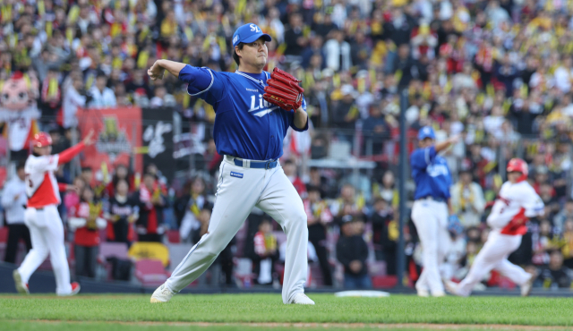 23일 광주 기아챔피언스필드에서 우천으로 중단됐다 재개된 2024 신한 SOL뱅크 KBO 포스트시즌 한국시리즈 1차전 삼성 라이온즈와 KIA 타이거즈의 경기. 7회말 무사 1, 2루 삼성 김태훈이 KIA 김태군의 번트를 잡아 1루로 송구하고 있다. 결과는 아웃. 연합뉴스