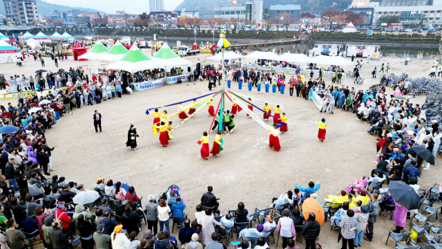 제18회 청송사과축제가 20일부터 다음 달 3일까지 5일간 청송 용전천 일원에서 열린다. 사진은 지난해 축제 모습. 청송군 제공