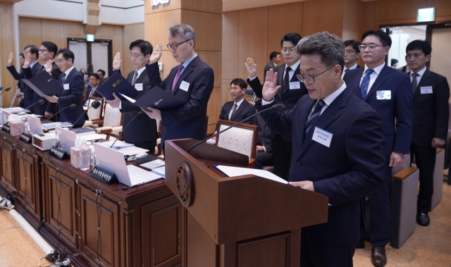 24일 대구 중구 한국은행 대구경북본부에서 국회 기획재정위원회의 한국은행 대구경북본부·포항본부, 대구지방국세청, 대구본부세관, 대구조달청, 동북지방통계청에 대한 국정감사에서 한경선 대구지방국세청장이 증인선서를 하고 있다. 김영진 기자 kyjmaeil@imaeil.com