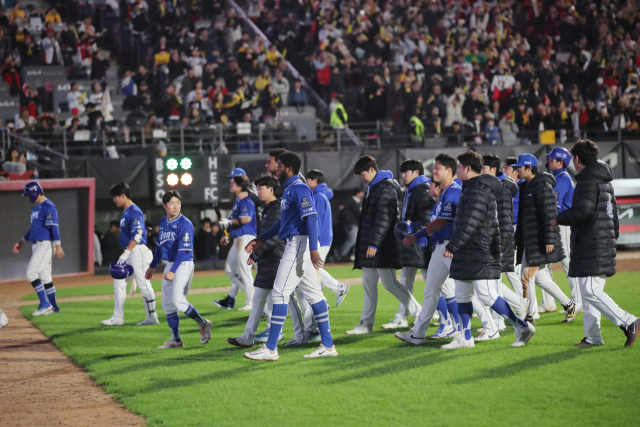 삼성 라이온즈 선수들이 23일 광주 기아챔피언스필드에서 열린 프로야구 한국시리즈 2차전에 나섰으나 완패한 뒤 팬들에게 인사를 하고선 그라운드를 조용히 빠져나가고 있다. 삼성 제공