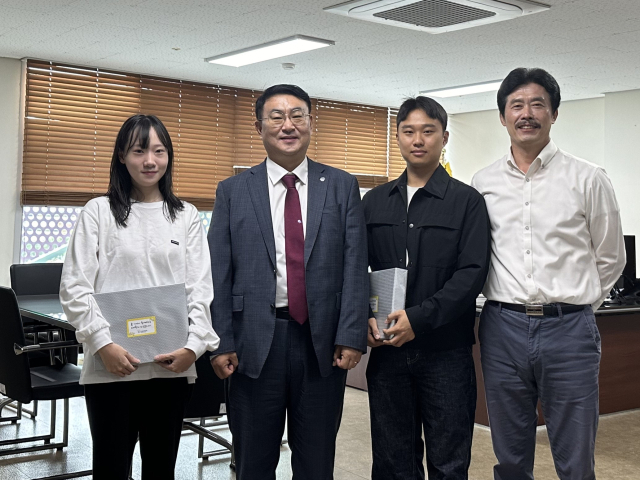 BGF로지스 조기취업한 학생들과 대학 관계자들이 기념촬영을 하고 있다. 한국폴리텍대학 영남융합기술캠퍼스 제공