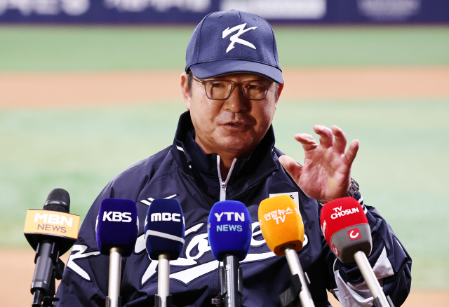 2024 세계야구소프트볼협회(WBSC) 프리미어12에 출전하는 한국 야구대표팀의 첫 훈련이 진행된 24일 오후 서울 고척스카이돔고척돔에서 류중일 감독이 취재진과 인터뷰를 하고 있다. 연합뉴스