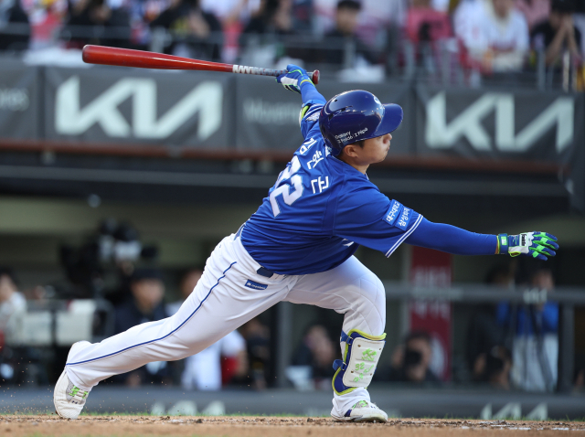 23일 광주 기아챔피언스필드에서 우천으로 중단됐다 재개된 2024 신한 SOL뱅크 KBO 포스트시즌 한국시리즈 1차전 삼성 라이온즈와 KIA 타이거즈의 경기. 7회초 1사 2루 삼성 김헌곤이 헛스윙하며 아웃되고 있다. 연합뉴스