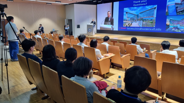 24일 오후 W종합병원 송원홀에서 미국 플로리다 의대 하비 침 교수가 강연을 하고 있다. 이주형 기자